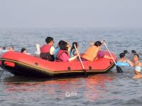 高温持续，市民游客浴场“下饺子”觅清凉