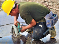 唐河路—安顺路打通工程施工现场：烈日迎“烤”，奋战工地保进度