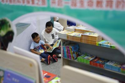 避暑+充电！书店成了假期好去处，看镜头