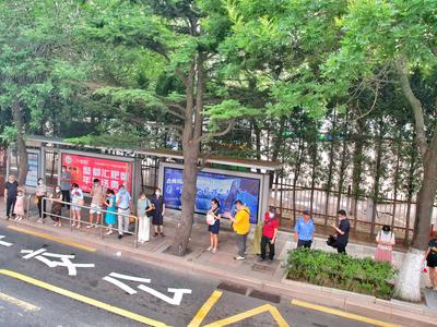 风景在眼里，文明在心里！当高温“烤”验文明，青岛市民用这列长队作答