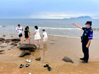 劝导游客远离危险水域， 黄岛公安金盾志愿服务队酷暑中坚持防溺水宣传