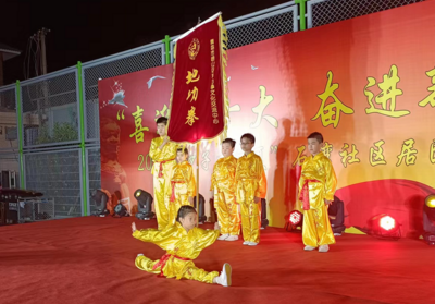 为居民带来精神层面的饕餮盛宴，这个街道的纳凉晚会已经举办了16年