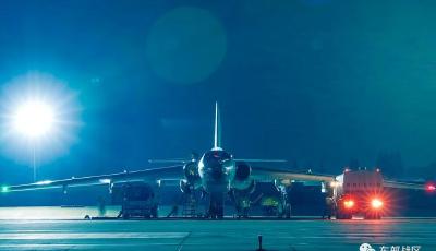 东部战区：战鹰星夜出击！