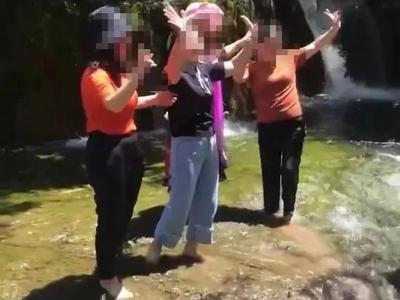 游客九寨沟光脚下水嬉笑拍照？4人被罚，并公开道歉！