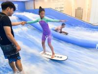 新型避暑方式看这里！室内冲浪mark一下