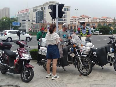 安全文明从“头”做起！青岛警企联动持续推进佩戴安全头盔劝导活动