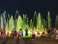 消暑好去处！夏夜的石老人浴场真热闹