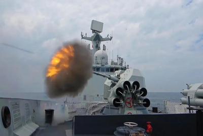 开火！百发弹药织成“火力网”，枣庄舰集训超燃场面