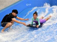 新型避暑方式看这里！室内冲浪mark一下