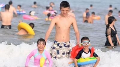 高温持续，市民游客浴场“下饺子”觅清凉