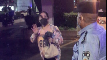 110警车救助了母亲，巡逻民警帮助了女儿