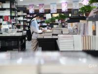 避暑+充电！书店成了假期好去处，看镜头