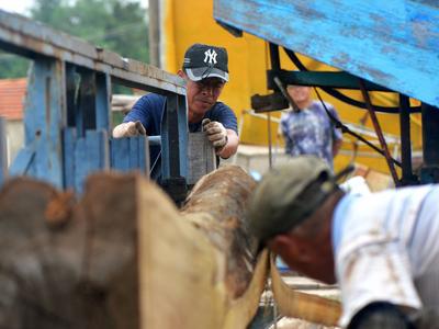 秋季开渔在即，渔民修船补网静候大丰收