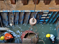 唐河路—安顺路打通工程施工现场：烈日迎“烤”，奋战工地保进度