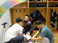 超燃的“冰锋对决”！实拍青岛北京小队员冰球大赛