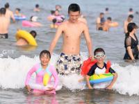 高温持续，市民游客浴场“下饺子”觅清凉