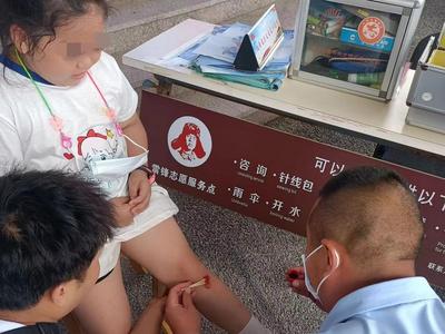 崂山景区友情提示游客：沉浸美景勿忘“娃”