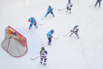 超燃的“冰锋对决”！实拍青岛北京小队员冰球大赛