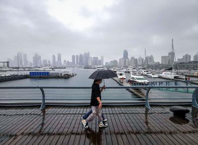 青岛今天多云间阴有分散性阵雨或雷雨，市区最高气温30℃，最低气温27℃
