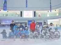 超燃的“冰锋对决”！实拍青岛北京小队员冰球大赛