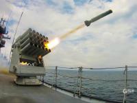 开火！百发弹药织成“火力网”，枣庄舰集训超燃场面