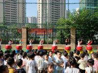 升旗仪式、成长印记、朱砂启智……戳图来看花式开学