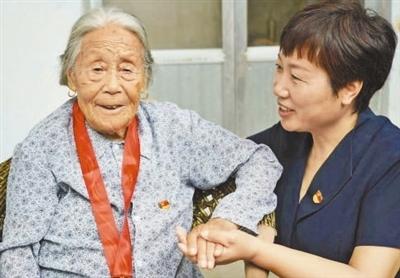 山东省沂南县人社局局长、县妇联主席丁淑萍—— “千方百计为群众排忧解难”（人民满意的公务员）