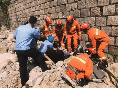游玩时不慎跌落河道受伤，公安、消防联合救援