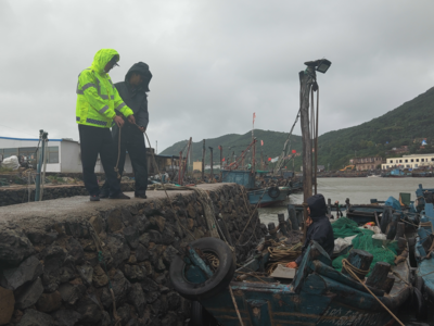 渔船回港渔民上岸，青岛海岸警察支队民警加强巡逻协助防台风