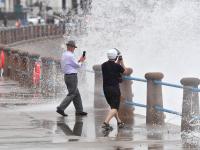 实拍：“梅花”带来千重浪，海边观景须谨慎