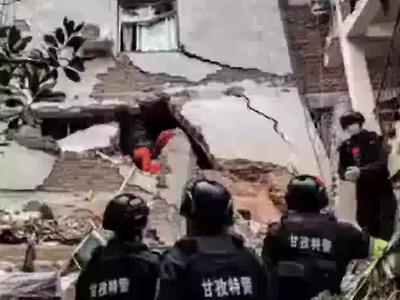 特警突击救援小组已陆续救出30多名被困群众
