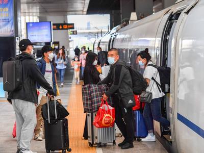 9月10日全国铁路共发送旅客558.1万人次，开行旅客列车7055列