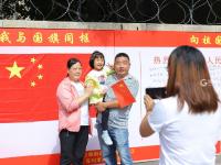 大合唱、合影、写祝语……他们为祖国这样“花式”庆生