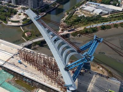 国内首座超大体量“A”字形主塔竖转成功