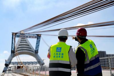 国内首座超大体量“A”字形主塔竖转成功