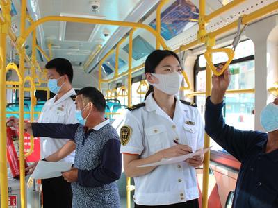 他们当起“卫生委员”！青岛公交车上，线路常客监督检查毫不马虎……