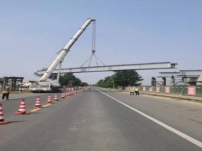 明董高速上跨308国道桥梁梁板开始吊装，平度段完成工程总量75%