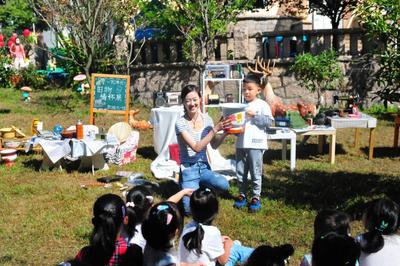 栖霞路幼儿园举行“迎国庆旧物情怀展”