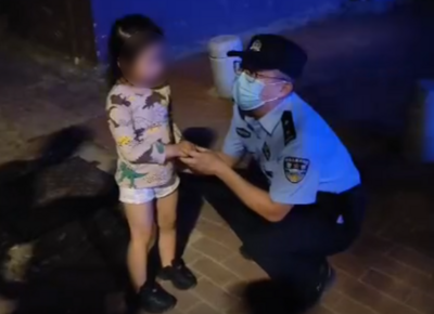 四岁女童深夜独自在路边哭不停，民警瞬间变“奶爸”