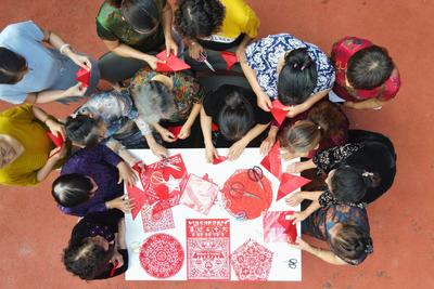 “剪”出浓浓爱国情！看，“非遗式”迎国庆