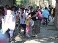 开学日实拍：“神兽”归笼，家长护送