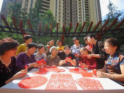 巧手剪纸迎国庆，福岛路社区居民这样欢庆“十一”