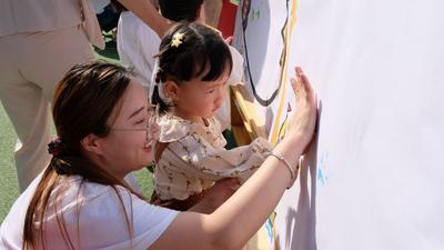 升旗仪式、成长印记、朱砂启智……戳图来看花式开学