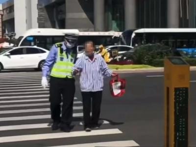 身边的感动 | 这一弯腰感动网友，青岛交警细心搀扶护送老人回家