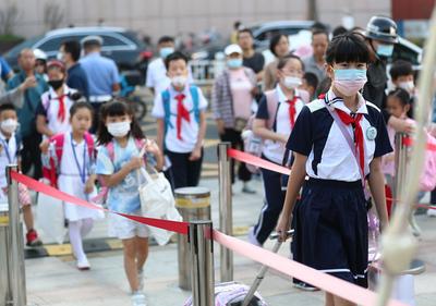 开学日实拍：“神兽”归笼，家长护送