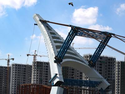 国内首座超大体量“A”字形主塔竖转成功