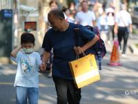 开学日实拍：“神兽”归笼，家长护送