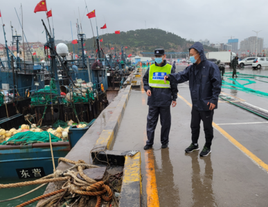 渔船归港避“梅花”，观海新闻记者跟随海岸警察码头巡防保安全