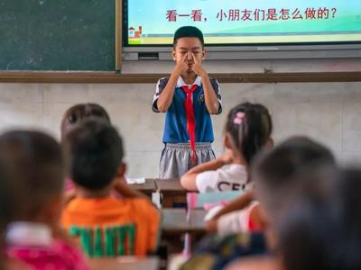 536名学生没有“小眼镜”，这所学校怎么做到的？