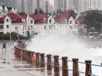 实拍：“梅花”带来千重浪，海边观景须谨慎